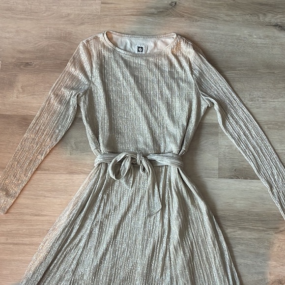 Anne Klein Bella Crinkled Gold Dress Size 12 - Picture 6 of 10
